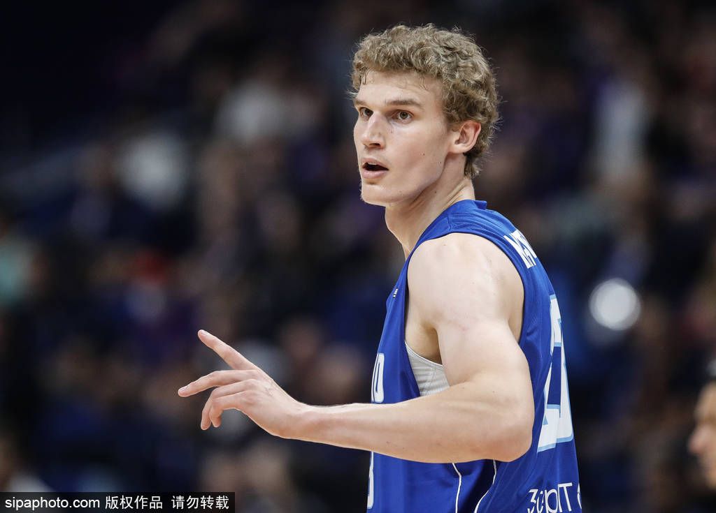 一个小镇的治安官爱上了一个拉丁裔不法移平易近，她目击了德克萨斯州边疆上的一路谋杀案.
